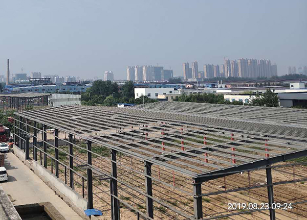 江蘇信年華工貿(mào)有限公司1#、2#廠房工程   門(mén)式鋼架施工階段.jpg